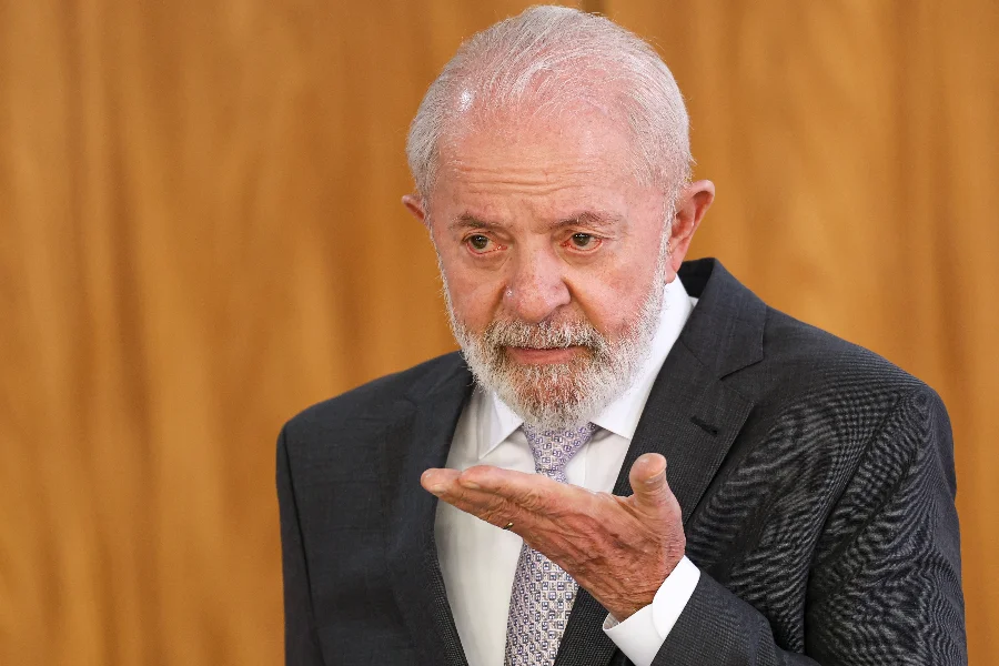 Lula anuncia escola nacional de hip-hop com R$ 50 milhões O presidente Luiz Inácio Lula da Silva gesticula durante fala oficial; imagem ilustrativa para o anúncio do investimento de R$ 50 milhões na educação.