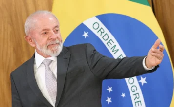 Lula gasta R$ 1,5 milhão em anúncios contra escala 6×1 O presidente do Brasil, Luiz Inácio Lula da Silva, acena para apoiadores em evento público. Foto ilustra a campanha do governo Lula pelo fim da escala 6x1.