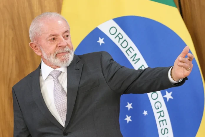 Lula gasta R$ 1,5 milhão em anúncios contra escala 6x1 O presidente do Brasil, Luiz Inácio Lula da Silva, acena para apoiadores em evento público. Foto ilustra a campanha do governo Lula pelo fim da escala 6x1.