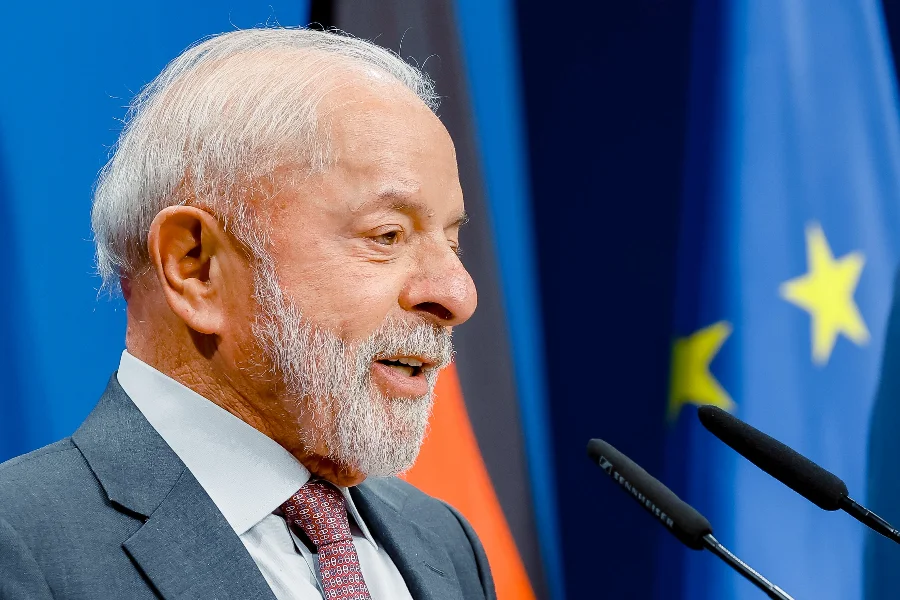 O presidente Lula discursa em Hannover, na Alemanha, reforçando sua oposição a uma eventual invasão de Cuba pelos Estados Unidos e defendendo a soberania nacional.