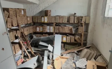 MPSC aponta falhas em escolas municipais de Sombrio Depósito de escola municipal em Sombrio com caixas de documentos, entulhos e materiais de construção descartados de forma irregular, evidenciando a falta de manutenção e riscos estruturais apontados em relatório do MPSC.