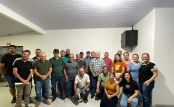 Meleiro define organização da VIII Agrimeleiro em reuniões Grupo de representantes das comunidades rurais e da agricultura familiar reunidos em Meleiro para o planejamento da VIII Agrimeleiro 2026. A foto mostra homens e mulheres em ambiente de reunião para organização do desfile e ações da festa.