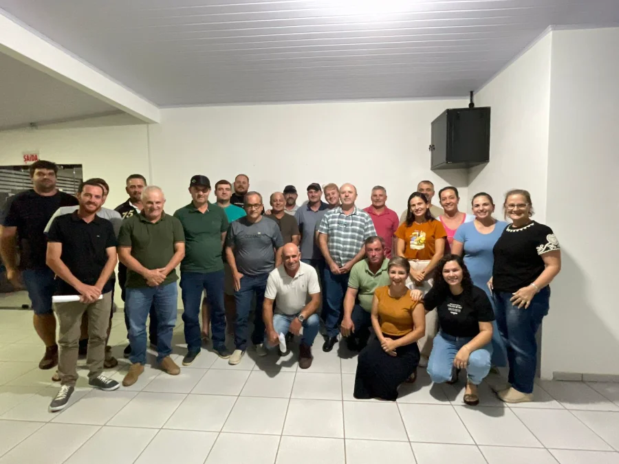 Grupo de representantes das comunidades rurais e da agricultura familiar reunidos em Meleiro para o planejamento da VIII Agrimeleiro 2026. A foto mostra homens e mulheres em ambiente de reunião para organização do desfile e ações da festa.