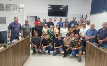 Moradores pedem pavimentação de rodovia no Balneário Rincão Grupo de moradores da comunidade de Urussanga Velha reunidos no plenário da Câmara de Vereadores de Balneário Rincão em mobilização por pavimentação asfáltica da rodovia Dory Hildebrando da Luz.