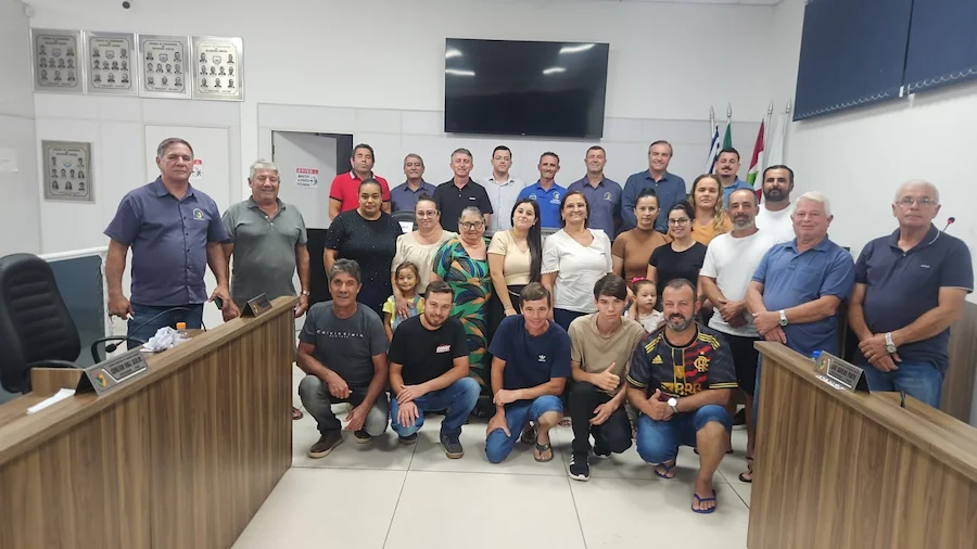 Grupo de moradores da comunidade de Urussanga Velha reunidos no plenário da Câmara de Vereadores de Balneário Rincão em mobilização por pavimentação asfáltica da rodovia Dory Hildebrando da Luz.