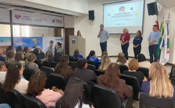 Morro da Fumaça inicia censo de transtornos neurodivergentes Prefeito Eduardo Sartor Guollo discursa ao microfone durante o lançamento do Censo dos Transtornos Neurodivergentes em Morro da Fumaça, ao lado de autoridades e diante de uma plateia no Salão de Atos.