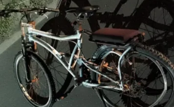 Motorista embriagado é preso após atropelar ciclista no Arroio Bicicleta branca com a roda traseira retorcida após colisão causada por motorista embriagado na Avenida Santa Catarina, em Balneário Arroio do Silva. Imagem detalha os danos materiais do acidente de trânsito noturno.