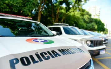 Mulher é presa por agredir a sogra idosa em Içara Viatura da Polícia Militar de Santa Catarina estacionada em primeiro plano, com foco no capô e no logotipo da corporação, representando o atendimento de ocorrência de maus-tratos a idosa em Içara.