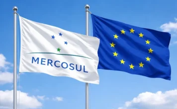 Nova plataforma monitora impacto de commodities no Brasil Bandeiras do Mercosul e da União Europeia hasteadas lado a lado sob céu azul, representando a relação comercial e as exigências do regulamento EUDR para a exportação de commodities brasileiras.