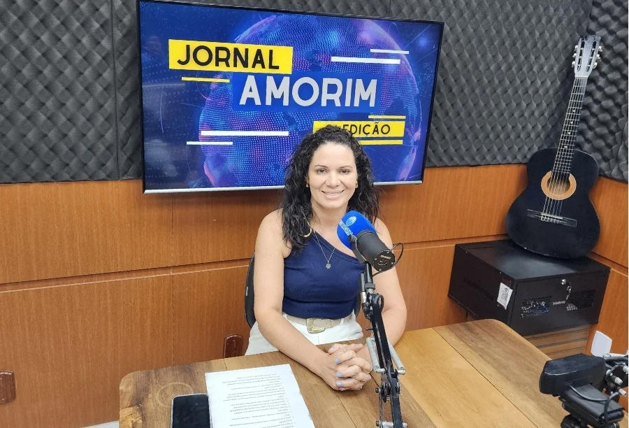 Fisioterapeuta Giane Farias em entrevista no estúdio do Jornal Amorim 2ª Edição, falando sobre fisioterapia pélvica e novas tecnologias para recuperação pós-parto, como laser e taping.