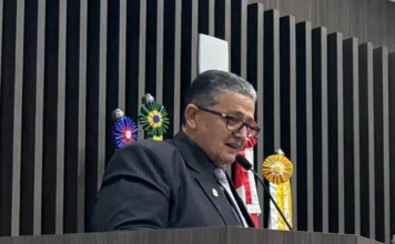 Novo píer em Araranguá promete organizar pesca e turismo Vereador Carlos da Funerária discursa na tribuna da Câmara de Vereadores de Araranguá sobre a criação do Programa Píer do Pescador no Balneário de Ilhas.