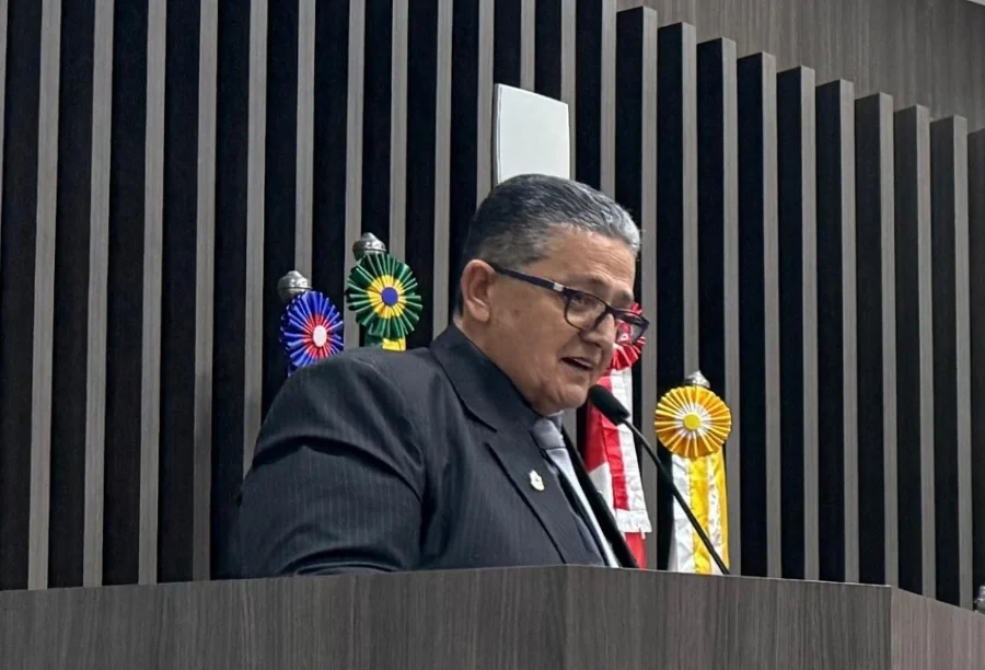Vereador Carlos da Funerária discursa na tribuna da Câmara de Vereadores de Araranguá sobre a criação do Programa Píer do Pescador no Balneário de Ilhas.