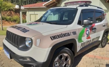 Operação em Criciúma desarticula depósito de drogas Viatura da Polícia Militar de Santa Catarina estacionada durante operação contra o tráfico de drogas em Criciúma. A foto mostra um veículo oficial com a inscrição Emergência 190, ilustrando a ação que resultou na apreensão de 8 kg de cocaína no bairro Jardim Angélica.