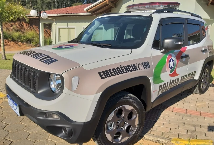 Operação em Criciúma desarticula depósito de drogas Viatura da Polícia Militar de Santa Catarina estacionada durante operação contra o tráfico de drogas em Criciúma. A foto mostra um veículo oficial com a inscrição Emergência 190, ilustrando a ação que resultou na apreensão de 8 kg de cocaína no bairro Jardim Angélica.
