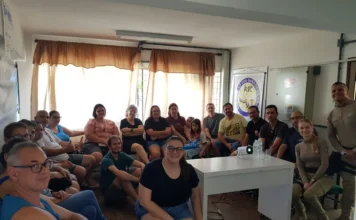 PM apresenta plataforma SC em Libras para surdos em Criciúma Policiais militares e integrantes da Associação de Surdos de Criciúma (ASC) posam para foto durante palestra sobre o programa de acessibilidade SC em Libras na sede da entidade.