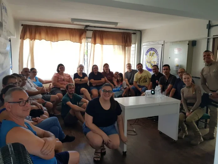 PM apresenta plataforma SC em Libras para surdos em Criciúma Policiais militares e integrantes da Associação de Surdos de Criciúma (ASC) posam para foto durante palestra sobre o programa de acessibilidade SC em Libras na sede da entidade.