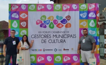 Passo de Torres é destaque em fórum estadual de cultura Secretária Alessandra da Rosa e o diretor Jaime Batista, de Passo de Torres, em frente ao banner do XIV Fórum Catarinense de Gestores Municipais de Cultura em Pomerode. Representantes participam de evento da FECAM sobre gestão cultural e economia criativa.