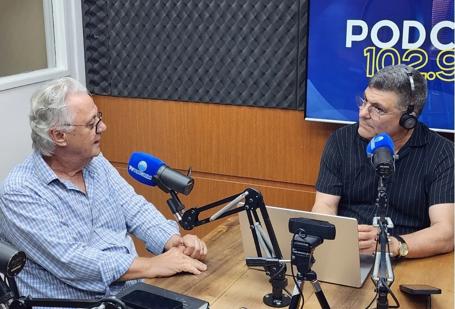 Empresário Pedro Reis, fundador da Eskimó Sorvetes, concede entrevista nos estúdios da rádio 102.9 Amorim FM sobre sua trajetória de sucesso e fé no setor de picolés e sorvetes.