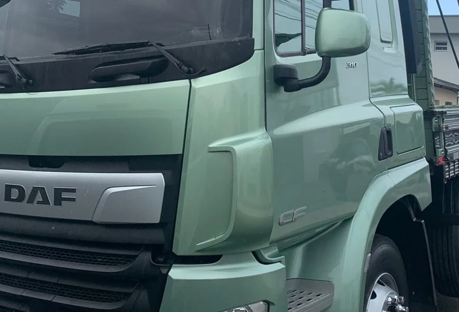 Detalhe da cabine de caminhão DAF CF verde claro apreendido pela Polícia Civil de Araranguá por indícios de adulteração e roubo.