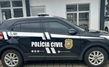 Polícia prende suspeito de feminicídio em fuga de SC Viatura preta da Polícia Civil de Santa Catarina (PCSC) estacionada em frente à delegacia. Imagem representa a atuação da DIC na prisão de suspeito de feminicídio em Balneário Rincão.