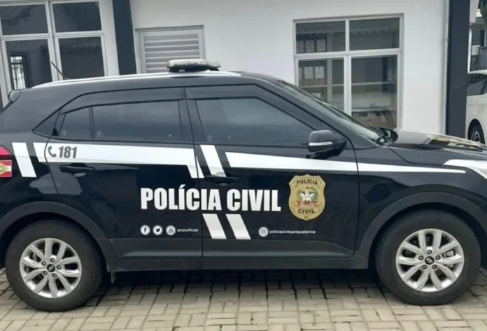 Polícia prende suspeito de feminicídio em fuga de SC Viatura preta da Polícia Civil de Santa Catarina (PCSC) estacionada em frente à delegacia. Imagem representa a atuação da DIC na prisão de suspeito de feminicídio em Balneário Rincão.