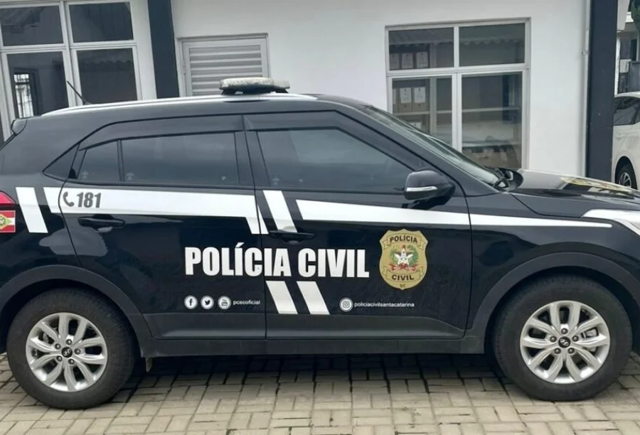 Viatura preta da Polícia Civil de Santa Catarina (PCSC) estacionada em frente à delegacia. Imagem representa a atuação da DIC na prisão de suspeito de feminicídio em Balneário Rincão.