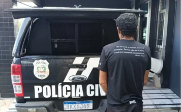 Polícia prende suspeito de matar tamanduá em Turvo Homem de costas ao lado de viatura da Polícia Civil de Santa Catarina em Turvo, detido por suspeita de matar tamanduá e praticar violência doméstica.