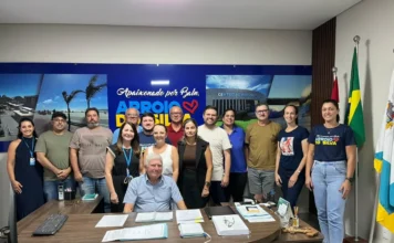 Prefeito de Arroio do Silva define metas da nova gestão O prefeito Jorge Luiz Freitas reunido com sua equipe de secretários e assessores na prefeitura de Balneário Arroio do Silva para definir as prioridades e o planejamento da nova gestão municipal.
