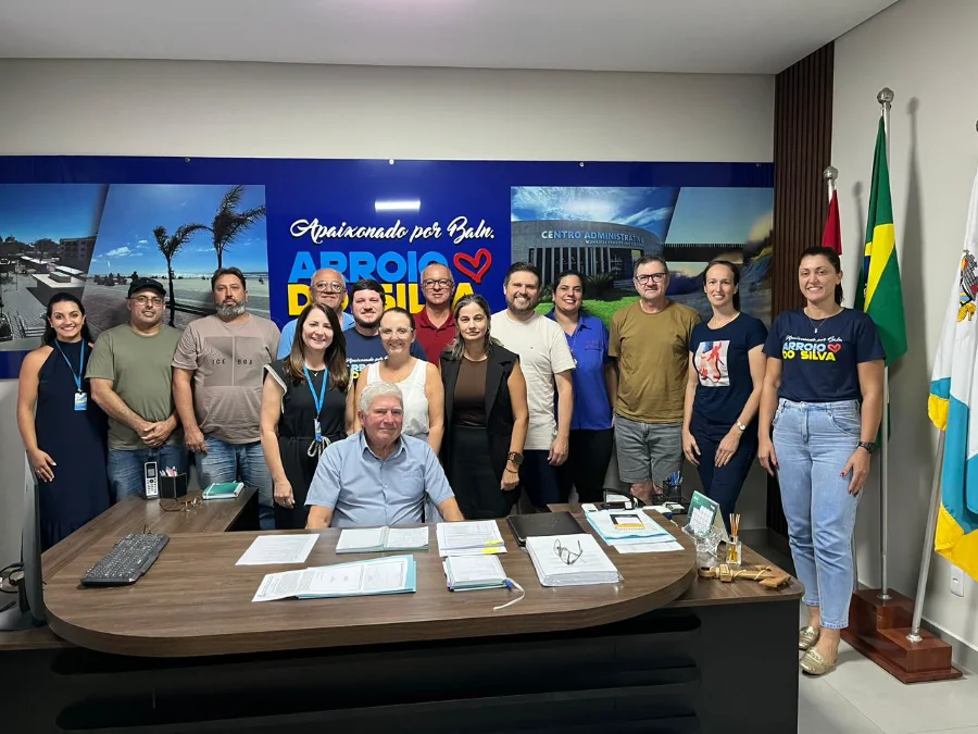O prefeito Jorge Luiz Freitas reunido com sua equipe de secretários e assessores na prefeitura de Balneário Arroio do Silva para definir as prioridades e o planejamento da nova gestão municipal.