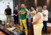 Empresário Luciano Hang, vestindo uniforme da Havan, realiza videochamada com o prefeito Ademir Magagnin e comitiva de Cocal do Sul em Brusque para tratar de novos investimentos e expansão econômica.