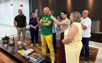 Prefeito de Cocal do Sul convida Luciano Hang para investir Empresário Luciano Hang, vestindo uniforme da Havan, realiza videochamada com o prefeito Ademir Magagnin e comitiva de Cocal do Sul em Brusque para tratar de novos investimentos e expansão econômica.