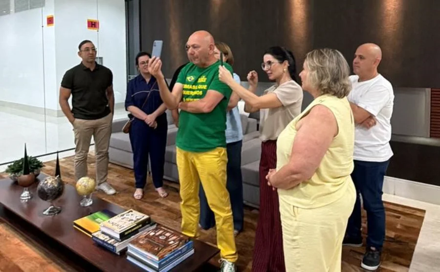 Empresário Luciano Hang, vestindo uniforme da Havan, realiza videochamada com o prefeito Ademir Magagnin e comitiva de Cocal do Sul em Brusque para tratar de novos investimentos e expansão econômica.