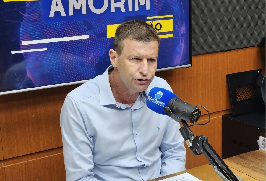 Prefeito de Jacinto Machado, Sander Just, concede entrevista nos estúdios da 102.9 Amorim FM detalhando o início das obras históricas de pavimentação na Serra do Fundo Grande.