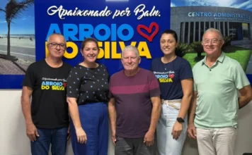 Prefeitura e CDL planejam ações para o comércio no Arroio Prefeito Jorge Luiz Freitas e representantes da CDL de Balneário Arroio do Silva, Andreia Collodel e Pedro Zacca, posam para foto em reunião sobre o fortalecimento do comércio local e desenvolvimento econômico do município.