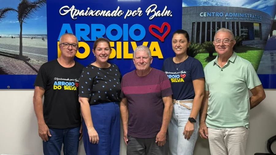 Prefeito Jorge Luiz Freitas e representantes da CDL de Balneário Arroio do Silva, Andreia Collodel e Pedro Zacca, posam para foto em reunião sobre o fortalecimento do comércio local e desenvolvimento econômico do município.