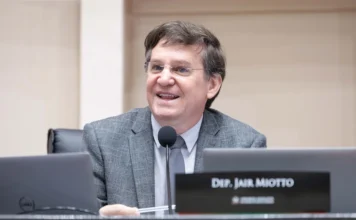 Projeto propõe combate ao uso de cigarros eletrônicos Deputado estadual Jair Miotto em discurso na Assembleia Legislativa de Santa Catarina (Alesc) defendendo o projeto de lei para prevenção e conscientização sobre o uso de cigarros eletrônicos.