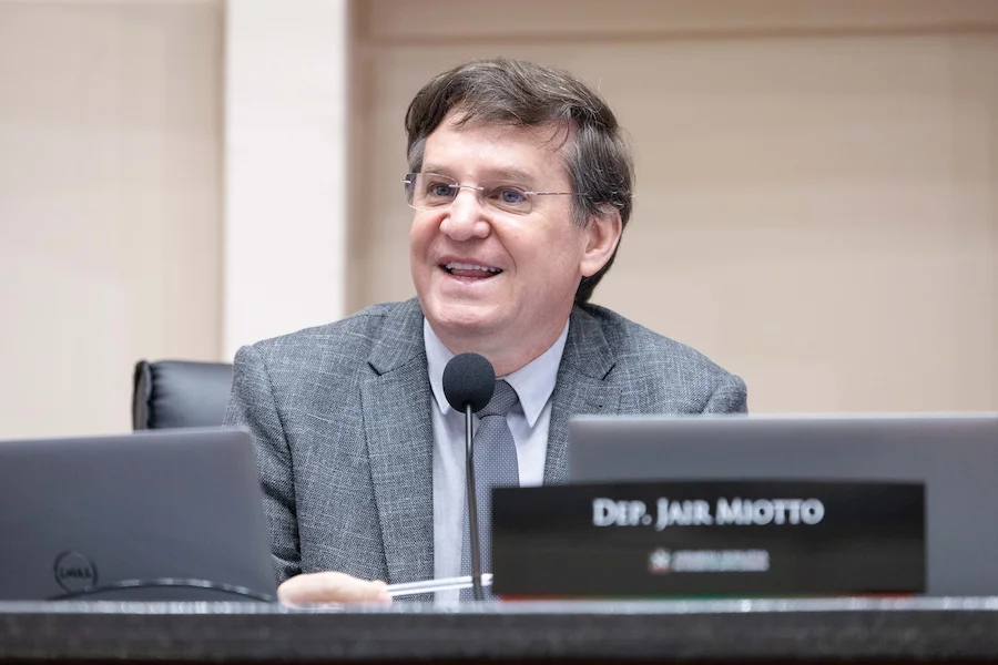 Deputado estadual Jair Miotto em discurso na Assembleia Legislativa de Santa Catarina (Alesc) defendendo o projeto de lei para prevenção e conscientização sobre o uso de cigarros eletrônicos.
