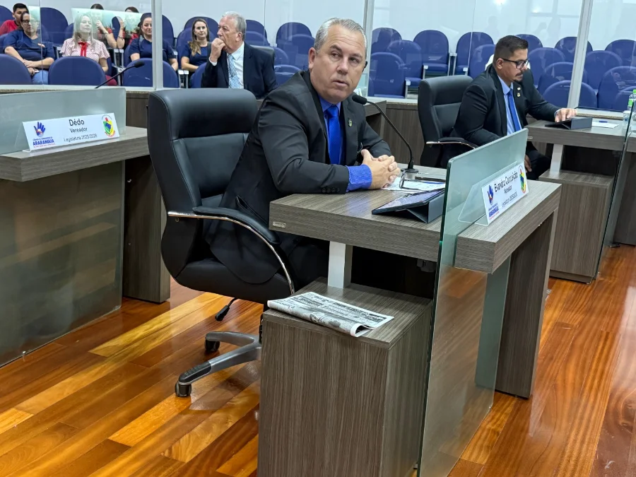 Projeto quer levar arte e lazer às praças de Araranguá Vereador Evandro Conceição, autor do projeto Noite Cultural na Praça, sentado em sua bancada durante sessão ordinária na Câmara Municipal de Araranguá.