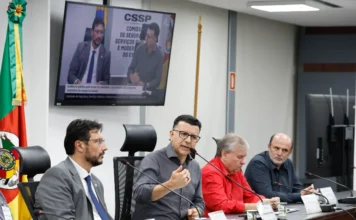 RS terá frente parlamentar em defesa dos caminhoneiros Deputado Jeferson Fernandes discursa durante audiência pública sobre transporte rodoviário de cargas na Assembleia Legislativa do Rio Grande do Sul, com foco nos desafios dos caminhoneiros e infraestrutura das estradas gaúchas.