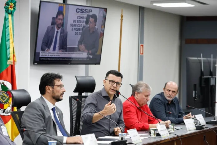 RS terá frente parlamentar em defesa dos caminhoneiros Deputado Jeferson Fernandes discursa durante audiência pública sobre transporte rodoviário de cargas na Assembleia Legislativa do Rio Grande do Sul, com foco nos desafios dos caminhoneiros e infraestrutura das estradas gaúchas.
