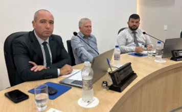 Reajuste salarial é aprovado em Balneário Arroio do Silva Três vereadores, incluindo o Presidente da Câmara, sentados na mesa diretora durante sessão de votação na Câmara de Vereadores de Balneário Arroio do Silva para aprovação de reajuste salarial. O ambiente é formal, com laptops, microfones e documentos.