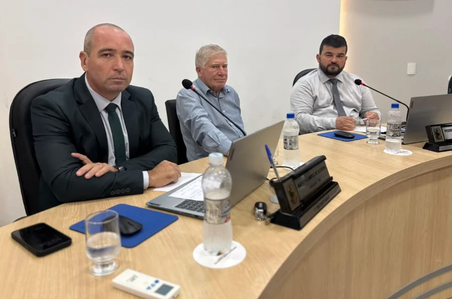 Reajuste salarial é aprovado em Balneário Arroio do Silva Três vereadores, incluindo o Presidente da Câmara, sentados na mesa diretora durante sessão de votação na Câmara de Vereadores de Balneário Arroio do Silva para aprovação de reajuste salarial. O ambiente é formal, com laptops, microfones e documentos.