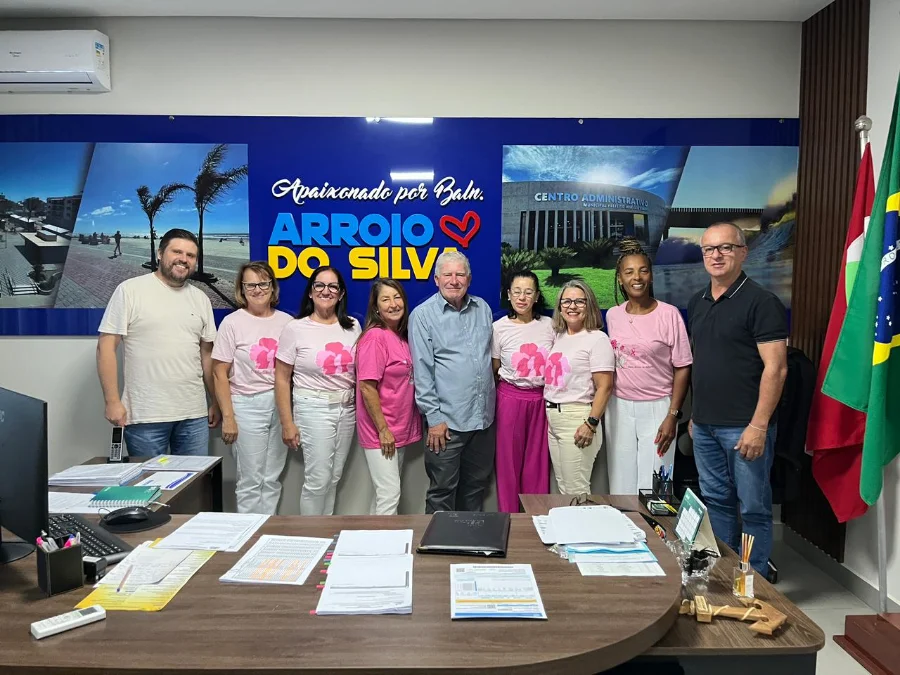 Prefeito Jorge Luiz Freitas e diretoria da Rede Feminina de Combate ao Câncer de Balneário Arroio do Silva em reunião no gabinete municipal para fortalecer parcerias em saúde e prevenção ao câncer.