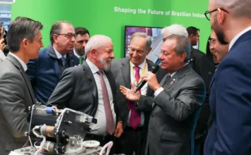 Robô de Santa Catarina é destaque na Hannover Messe Presidente Lula e Ricardo Alban, da CNI, observam o robô da equipe Unimate no estande do SESI e SENAI de Santa Catarina durante a feira Hannover Messe, na Alemanha.
