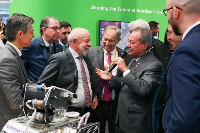 Robô de Santa Catarina é destaque na Hannover Messe Presidente Lula e Ricardo Alban, da CNI, observam o robô da equipe Unimate no estande do SESI e SENAI de Santa Catarina durante a feira Hannover Messe, na Alemanha.