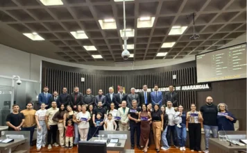 Rua em Araranguá recebe nome de Aníbal Rocha Mota Vereadores de Araranguá e familiares de Aníbal Rocha Mota reunidos no plenário da Câmara Municipal após a aprovação do projeto de lei que denomina rua no bairro Arapongas.