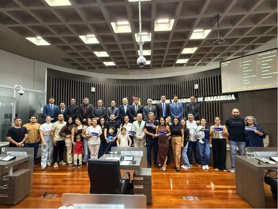 Vereadores de Araranguá e familiares de Aníbal Rocha Mota reunidos no plenário da Câmara Municipal após a aprovação do projeto de lei que denomina rua no bairro Arapongas.