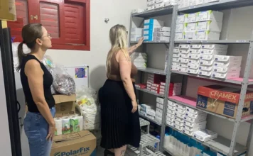 SC amplia monitoramento para pacientes ostomizados no SUS Profissionais da Secretaria de Estado da Saúde (SES) analisam prateleiras com estoque de insumos para pessoas ostomizadas em Araranguá, Santa Catarina, durante ação de monitoramento para otimização de recursos do SUS.