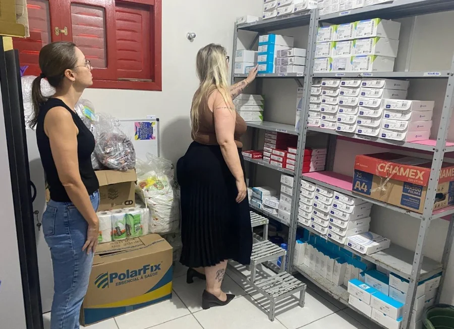 Profissionais da Secretaria de Estado da Saúde (SES) analisam prateleiras com estoque de insumos para pessoas ostomizadas em Araranguá, Santa Catarina, durante ação de monitoramento para otimização de recursos do SUS.