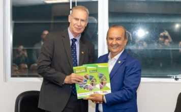 SC investe recorde de R$ 5,9 bilhões e entrega contas ao TCE Governador Jorginho Mello entrega o relatório impresso do Balanço Geral 2025 de Santa Catarina ao presidente do TCE/SC, Herneus de Nadal. A imagem ilustra a transparência na gestão das contas públicas estaduais e o cumprimento de metas fiscais.